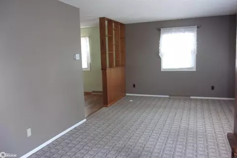 Living - 334 Park Dr, Hamilton, IL 62341 photo 2 of 4
