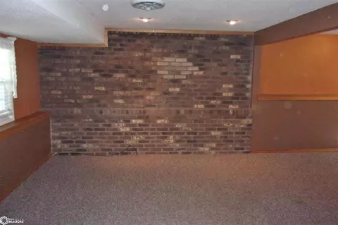 Living - 334 Park Dr, Hamilton, IL 62341 photo 4 of 4