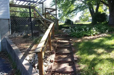 Exterior - 334 Park Dr, Hamilton, IL 62341 photo 5 of 12