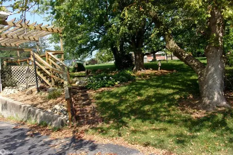 Exterior - 334 Park Dr, Hamilton, IL 62341 photo 6 of 12