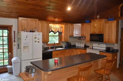 2466 593rd Trl, Albia, IA 52531