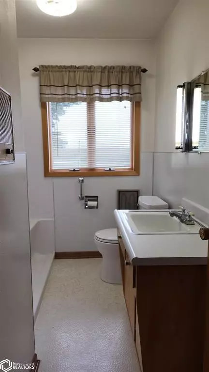 Bath - 1001 390th Ave, Malcom, IA 50157 photo 1 of 4