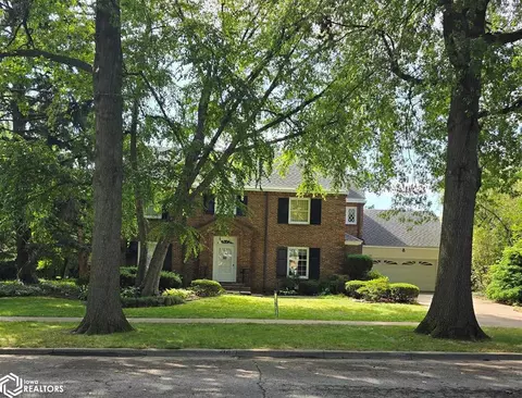 418 1st Ave E, Oskaloosa, IA 52577