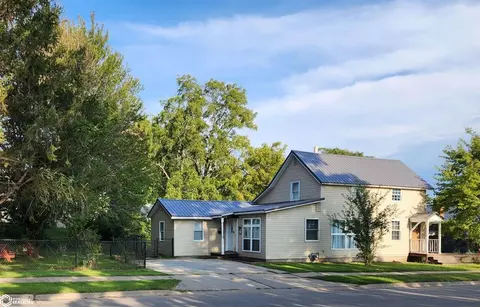 334 N 7th St, Chariton, IA 50049