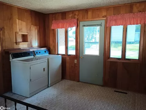 323 4th St SE, Hampton, IA 50441 photo 6