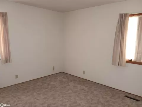 323 4th St SE, Hampton, IA 50441 photo 26