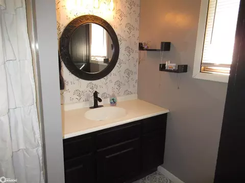 Bath - 650 Cooper, Hamilton, IL 62341 photo 1 of 4