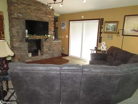 Living - 650 Cooper, Hamilton, IL 62341 photo 1 of 2
