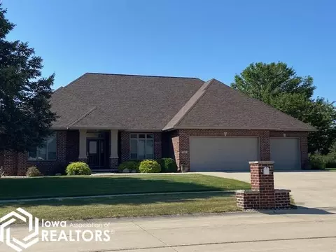 307 Woodlane Dr, Clear Lake, IA 50428