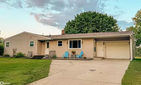 104 Wilshire Cir, Hampton, IA 50441