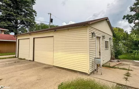 121 5th St SE, Hampton, IA 50441