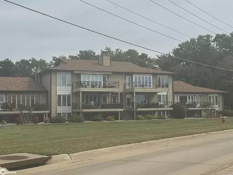 3714 N Shore Dr #E 104, Clear Lake, IA 50428