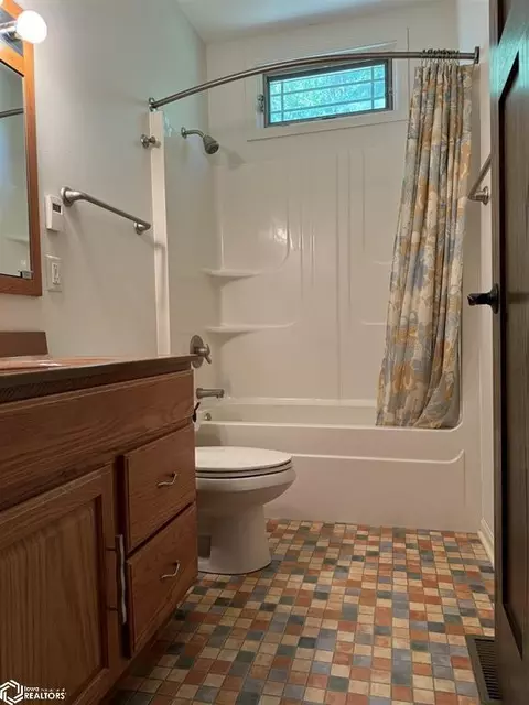 Bath - 805 E Cherry Pl, Mount Pleasant, IA 52641 photo 5 of 6
