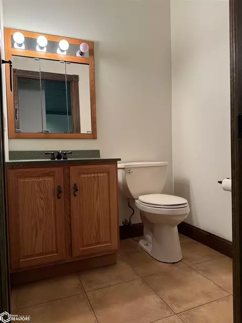 Bath - 805 E Cherry Pl, Mount Pleasant, IA 52641 photo 1 of 6