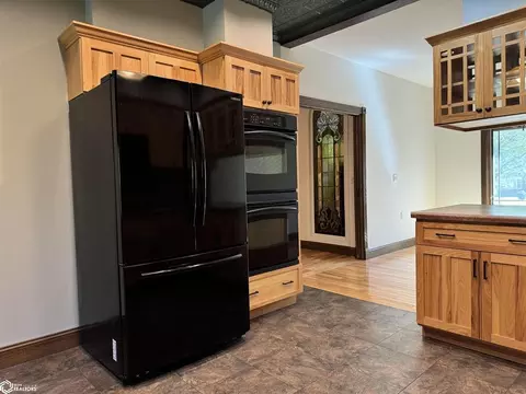 Kitchen - 805 E Cherry Pl, Mount Pleasant, IA 52641 photo 4 of 7