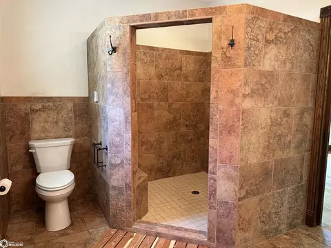Bath - 805 E Cherry Pl, Mount Pleasant, IA 52641 photo 2 of 6