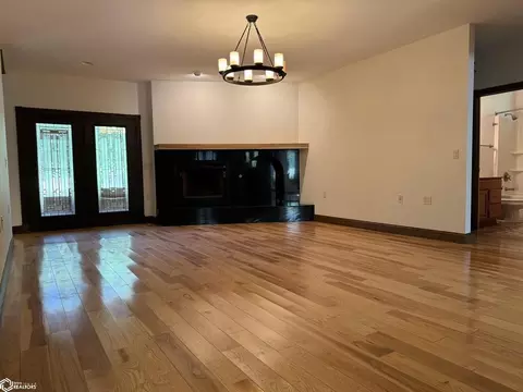 Living - 805 E Cherry Pl, Mount Pleasant, IA 52641 photo 3 of 5