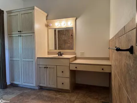 Bath - 805 E Cherry Pl, Mount Pleasant, IA 52641 photo 4 of 6