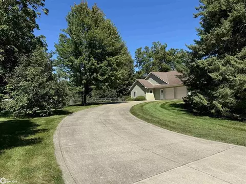 Exterior - 805 E Cherry Pl, Mount Pleasant, IA 52641 photo 3 of 23