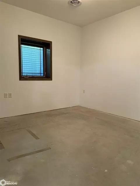 Bedroom - 805 E Cherry Pl, Mount Pleasant, IA 52641 photo 5 of 7