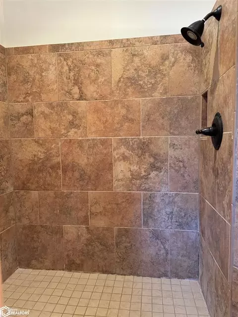 Bath - 805 E Cherry Pl, Mount Pleasant, IA 52641 photo 3 of 6