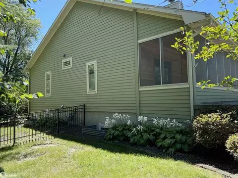 Exterior - 805 E Cherry Pl, Mount Pleasant, IA 52641 photo 15 of 23