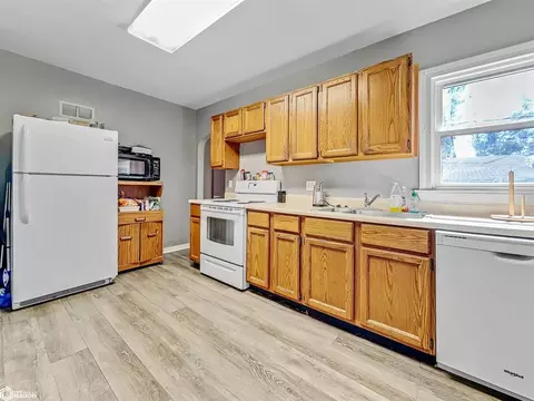 403 1st St SE, Hampton, IA 50441 photo 3
