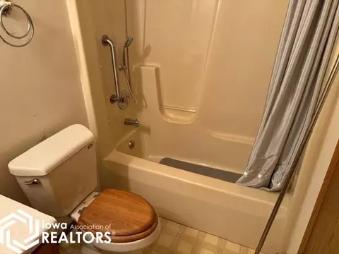 Bath - 210 S 27th, Centerville, IA 52544 photo 1 of 2