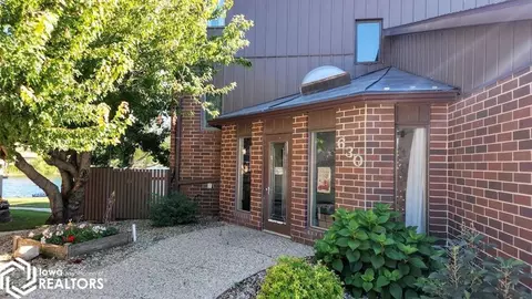 630 Briarstone Dr #101, Mason City, IA 50401