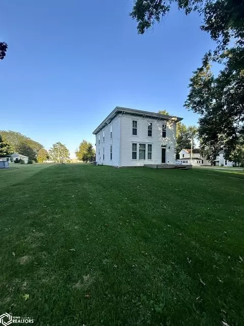 409 S Locust St, Winfield, IA 52659