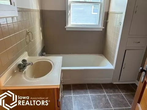 Bath - 522 Elm St, Algona, IA 50511 photo 1 of 2