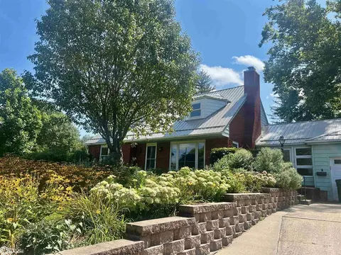 410 K Ave W, Oskaloosa, IA 52577