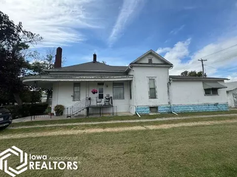 613 W Wall St, Seymour, IA 52590