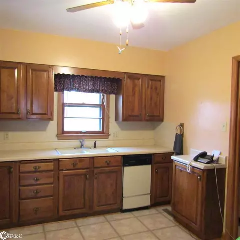 Kitchen - 7 E 13 St, Atlantic, IA 50022 photo 2 of 4