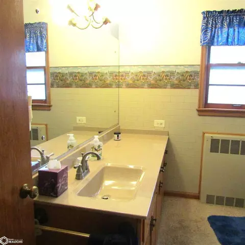 Bath - 7 E 13 St, Atlantic, IA 50022 photo 2 of 2
