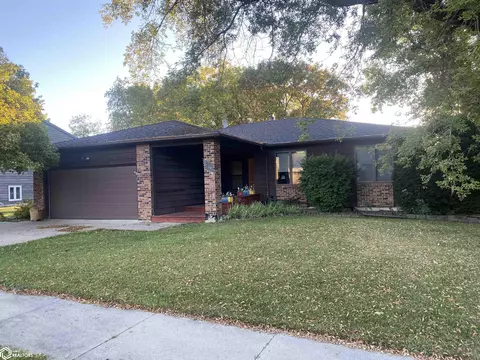 1053 Knollwood Ln, Mason City, IA 50401