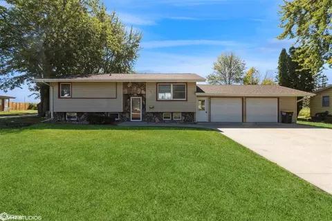 15 Parkview Dr, Eagle Grove, IA 50533