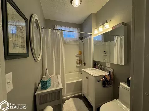 Bath - 511 W Maple St, Centerville, IA 52544 photo 1 of 6
