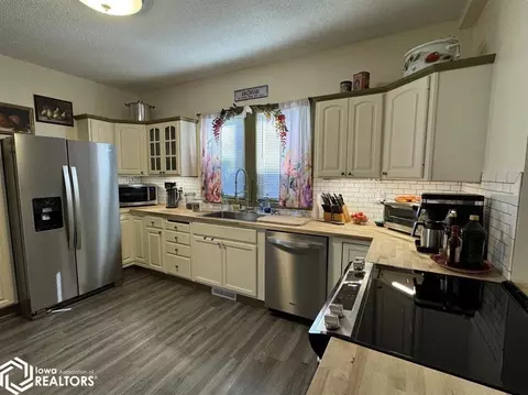 Kitchen - 511 W Maple St, Centerville, IA 52544 photo 1 of 4
