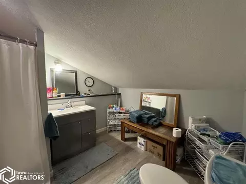 Bath - 511 W Maple St, Centerville, IA 52544 photo 4 of 6