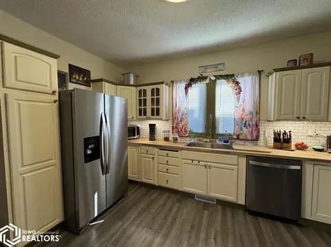 Kitchen - 511 W Maple St, Centerville, IA 52544 photo 3 of 4