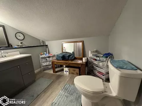 Bath - 511 W Maple St, Centerville, IA 52544 photo 3 of 6