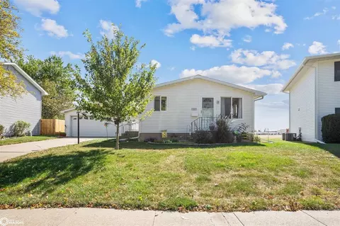 1521 Airlane Dr, Burlington, IA 52601