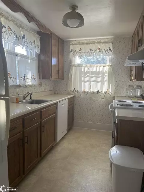 Kitchen - 321 4th St SW, Hampton, IA 50441 photo 3 of 5