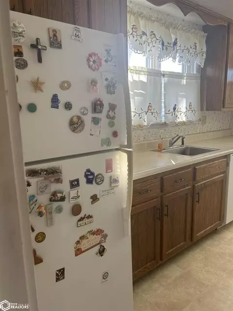 Kitchen - 321 4th St SW, Hampton, IA 50441 photo 2 of 5