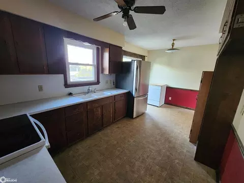 Kitchen - 600 E 22nd St, Atlantic, IA 50022 photo 2 of 2