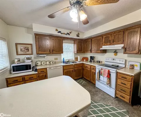 Kitchen - 442 11th Ave NE, Hampton, IA 50441 photo 2 of 5