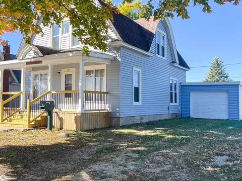329 SW 1st St, Hampton, IA 50441