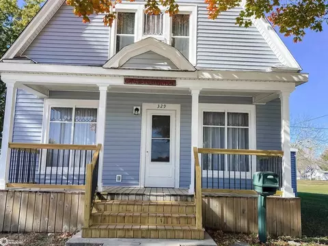 329 SW 1st St, Hampton, IA 50441 photo 2