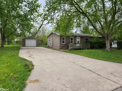 203 N 9th Ave W, Newton, IA 50208